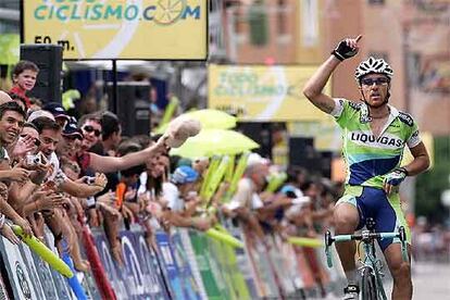 Luca Paolini disfruta, índice en alto, de su victoria.