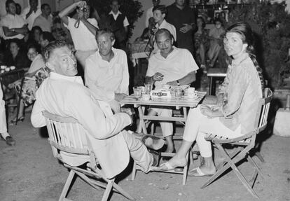 Jackie Kennedy durante el verano de 1962 con un grupo de amigos, entre ellos Gianni Agnelli (a su izquierda).