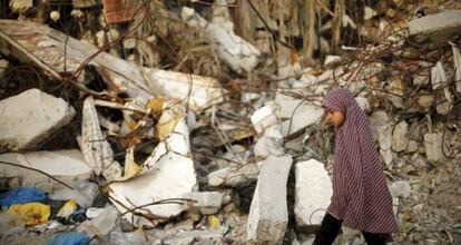 Un niña palestina, ante una casa destruida por los bombardeos en Gaza.