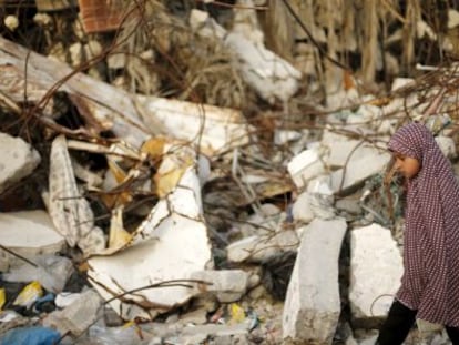 Un ni&ntilde;a palestina, ante una casa destruida por los bombardeos en Gaza.
 
 
 