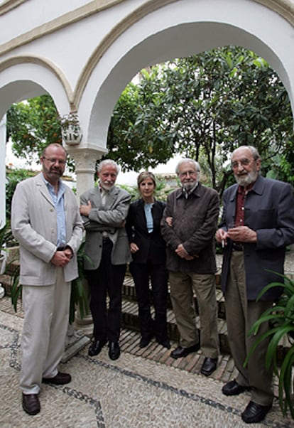 De izquierda a derecha: Eduardo Chirinos, Eduardo Milán, María Negroni, Tomás Segovia y Ángel González.