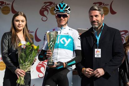 Froome, en el centro, recibe un trofeo del alcalde de Mijas antes de comenzar la etapa.