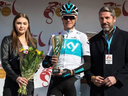 Froome, en el centro, recibe un trofeo del alcalde de Mijas antes de comenzar la etapa.