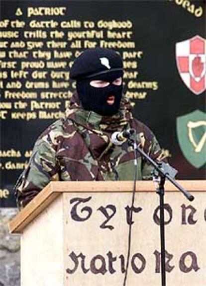 Un miembro del IRA, durante un acto público en Irlanda del Norte.