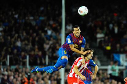 Alves, en el partido frente al Atlético.