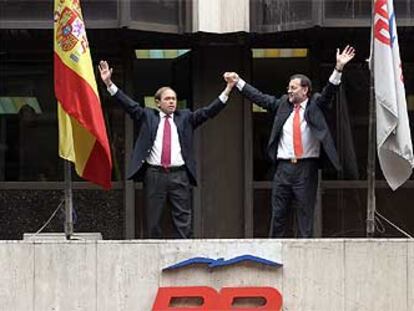 Pío García Escudero y Mariano Rajoy saludan a los simpatizantes del PP.