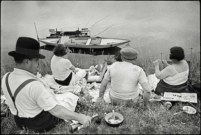 Domingo a orillas del Sena, en Juvisy-sur-Orge, Francia (1938).
