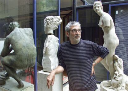 Óscar Tusquets, en una de las terrazas interiores de su casa estudio de Barcelona.