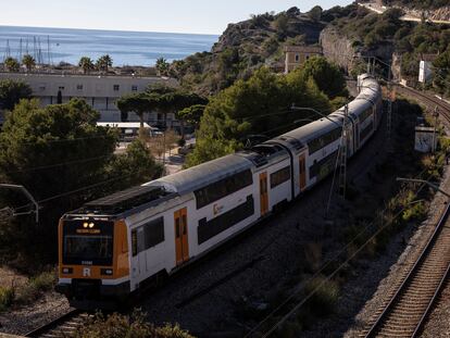 Un tren de Rodalies Renfe a la altura de Castelldefels.