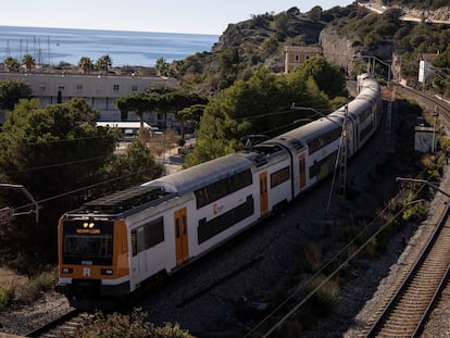 Un tren de Rodalies Renfe a la altura de Castelldefels.