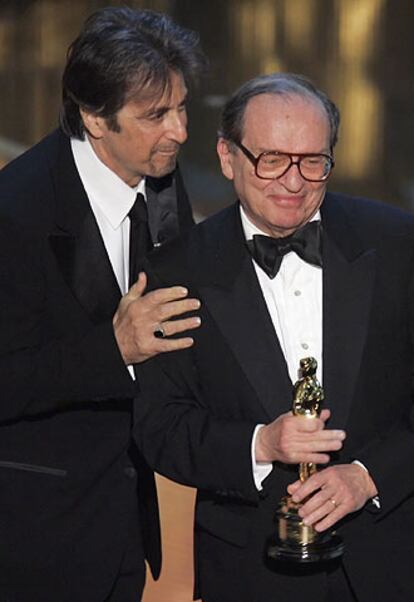 El veterano director de cine Sidney Lumet dio las gracias a "las películas" por el Oscar que la Academia le ha concedido en honor a toda su carrera. "El mío es el mejor trabajo en la mejor profesión del mundo", aseguró Lumet al recoger la estatuilla de manos de Al Pacino, uno de los actores con los que ha trabajado.
