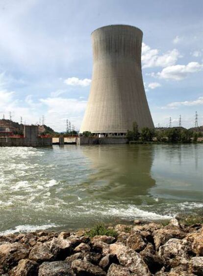 Imagen, desde el Ebro, de la central nuclear de Ascó, en Tarragona.