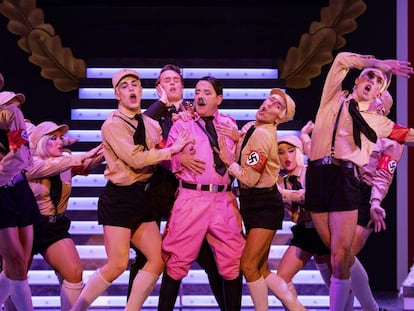 Àngel Llàcer, en el centro como Hitler, en el musical 'The Producers', en una imagen de la productora.