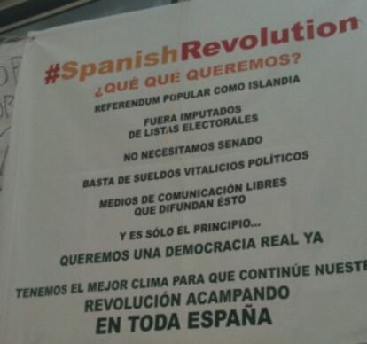 Cartel con propuestas de los acampados en la Puerta del Sol.