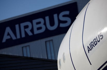 Logotipo de Airbus en una de sus instalaciones en Saint-Nazaire, Francia.