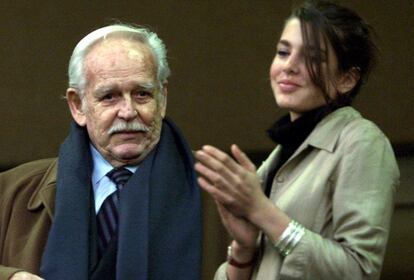 Carlota, con su abuelo, Raniero de Mónaco, durante un partido de fútbol entre el Monaco y el París Saint Germain, el 18 de noviembre de 2000.