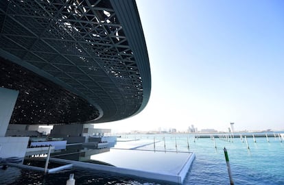 Vista exterior do museu do Louvre de Abu Dhabi, desenhado pelo arquiteto francês Jean Nouvel. O arquiteto inspirou-se na posição da ilha "entre a areia e o mar, a sombra e a luz", segundo a página site do museu.