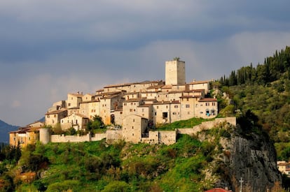 El núcleo histórico de Arrone, del siglo IX, se asienta sobre un promontorio rocoso rodeado de murallas y torres conocido como La Terra. Bajo este asentamiento medieval, al que se accede por un arco ojival, se extiende la comarca de Valnerina (valle del río Nera), con parajes como la ‘cascata delle Màrmore’, un salto de agua de 165 metros de altura por el que se desborda el río Velino.