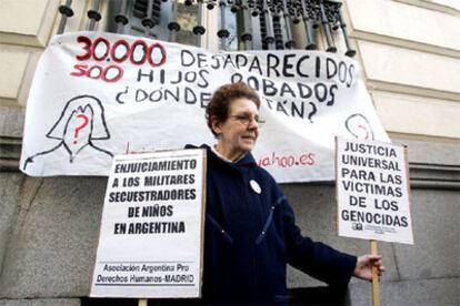 Asociaciones de derechos humanos y familiares de desaparecidos se han concentrado frente a la Audiencia Nacional.