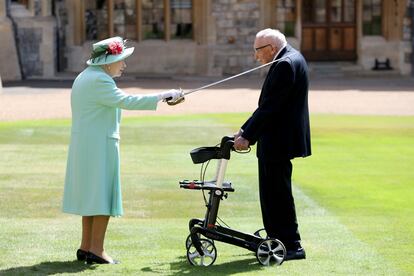 La Reina Isabel II nombra caballero al capitán Thomas Moore, el 17 de julio en Windsor.