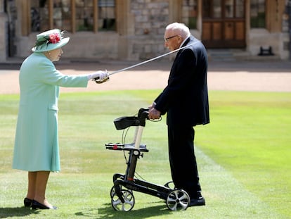 La Reina Isabel II nombra caballero al capitán Thomas Moore, el 17 de julio en Windsor.