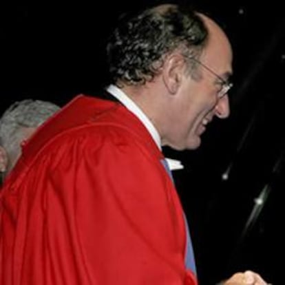 Ignacio Galán, presidente de Iberdrola, saluda al rector de la Universidad de Strathclyde, Sir Jim McDonald, durante la ceremonia