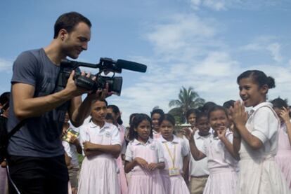 Xavi Menós, durante el rodaje del <i>Waka Waka</i> de Shakira con niños en Colombia.