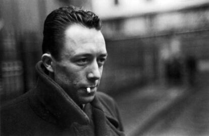 Albert Camus fotografiado por Henri Cartier-Bresson.