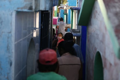 Habitantes de Pomuch recorren los pasillos del cementerio de la localidad en busca de las tumbas de sus antepasados, el 23 de octubre de 2022.