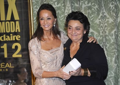 Isabel Preysler entregó el Prix 'Mujer emprendedora' a su amiga Elena Benarroch.