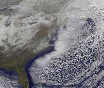 Imagen tomada el 27 de diciembre por el satélite GOES-13, en la que se puede observar la tormenta sobre la Costa Este de EE UU, y que afectó la franja desde Nueva Jersey a Maine (Foto: NOAA/NASA GOES Project).