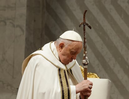 El papa Francisco presidiendo la Santa Misa Crismal en la Basílica de San Pedro de la Ciudad del Vaticano, el 28 de marzo de 2024.