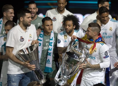 Felipe Reyes (izquierda), del Real Madrid de baloncesto, y Sergio Ramos (derecha), del Real Madrid de baloncesto, sostienes las Copas de Europa.