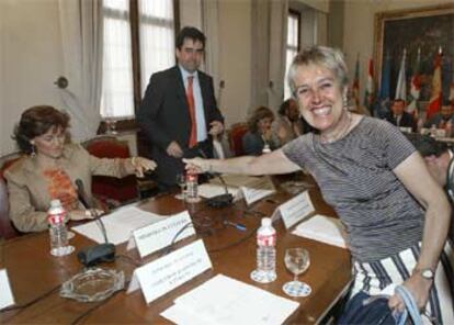 De izquierda a derecha, la ministra Carmen Calvo; el director general de Cooperación y Comunicación, Carlos Alberdi, y la consejera de Cataluña, Caterina Mieras.