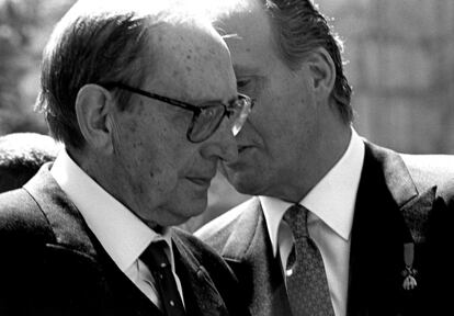 El rey Juan Carlos y Miguel Delibes charlan tras la entrega del premio Cervantes que le fue otorgado en 1993.