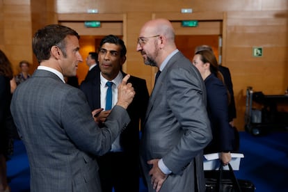 Desde la izquierda, Emmanuel Macron, presidente de Francia; Rishi Sunak, primer ministro del Reino Unido, y Charles Michel, presidente del Consejo Europeo.