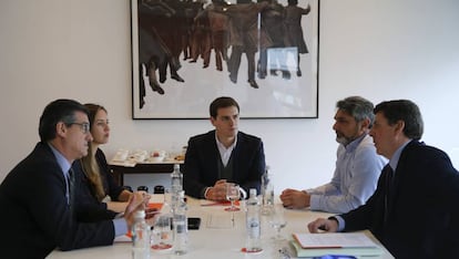 De izquierda a derecha, Ignacio Prendes, Melisa Rodríguez y Albert Rivera, diputados de Ciudadanos; junto a Juan José Cortés y Juan Carlos Quer, este viernes en el Congreso.