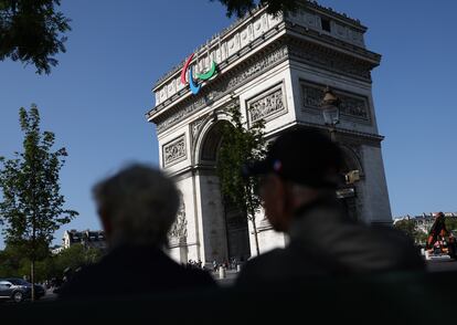 El logo de los Juegos Paralímpicos de París 2024 en el Arco del Triunfo el lunes.