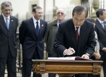 El alcalde de Hiroshima, Tadatoshi Akiba, firma el manifiesto 'Guernika por la Paz', durante el homenaje por el 70 aniversario del bombardeo de la ciudad vasca. Además de Akiba se sumaron al acto los regidores de varias ciudades que sufrieron bombardeos durante la II Guerra Mundial, como los de Hamburgo, Pforzheim y Desdre (Alemania), los de Volgogrado y Stalingrado (Rusia) y el de Varsovia (Polonia).