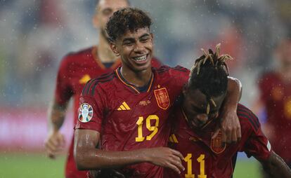 Lamine Yamal festejando su gol contra Goergia en su debut con España.