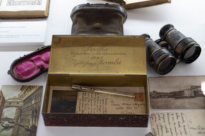 Postales que Chaves Nogales envió a su madre durante sus viajes por Europa junto a varios objetos, en la muestra 'Cuadernos y lugares' en Sevilla.
PACO PUENTES
