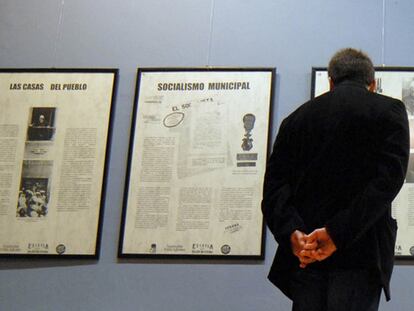 Un visitante contempla la exposición dedicada a Pablo Iglesias en Ferrol con motivo del centenario de la consecución de su primer escaño en el Parlamento.