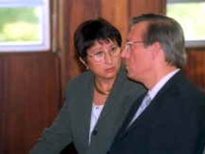 B 37323 - (10/10/2000) -recibida por email- juicio geriatrico catalunya llar de reus en la foto los dueños en el momento de escuchar la declaracion del medico el dia 10. -foto: Josep Lluis Sellart.