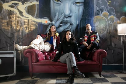 Los actores (de izquierda a derecha) Asia Ortega, María Pedraza y Bernardo Flores, protagonistas de 'Urban. La vida es nuestra' en uno de los escenarios de la serie.