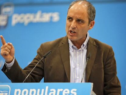Una treintena de ambulancias trasladan a un centenar de mujeres, neonatos y niños hasta el nuevo hospital La Fe en el bulevar Sur de Valencia.