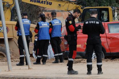 Efectivos de la Unidad Militar de Emergencias (UME), en el lugar donde se ha encontrado el cadáver de una persona, este jueves en Paiporta.