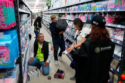 Elementos de la Secretaría de Economía confiscan presuntos productos ilegales, este jueves en Hermosillo, Sonora.