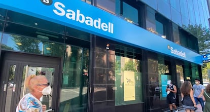 Una oficina del Banco Sabadell en Madrid.