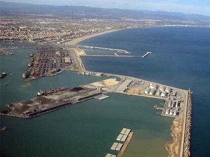 Una reciente vista aérea del Puerto de Valencia, con los poblados marítimos al fondo.