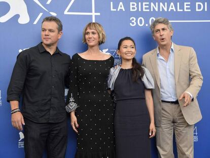 Matt Damon, Kristen Wiig, Hong Chau y el director Alexander Payne, durante la presentaci&oacute;n &#039;Downsizing&#039; en Venecia.